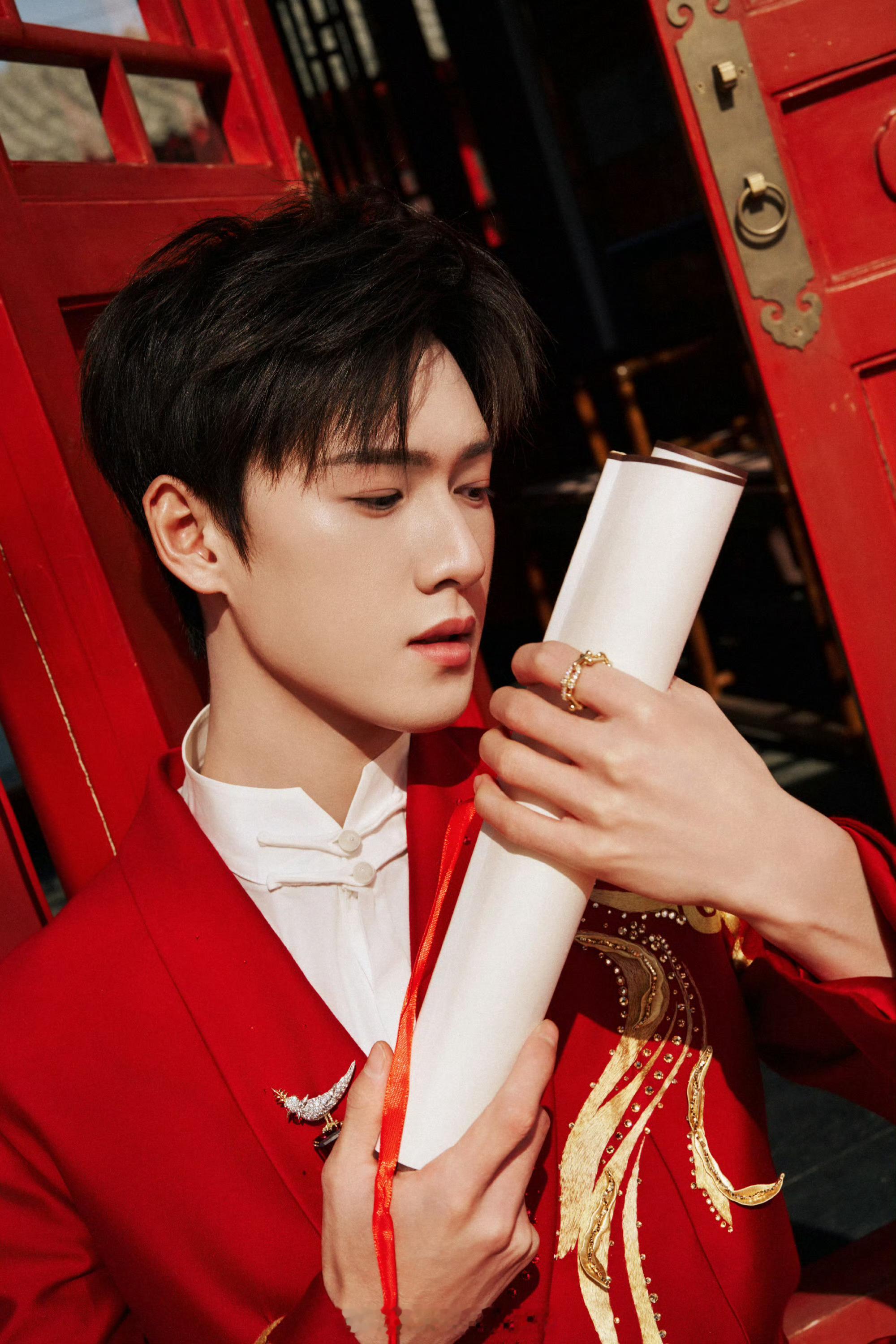 李昀锐央视春晚出图！好红正气的小林，燥候春晚上的大帅哥！ 