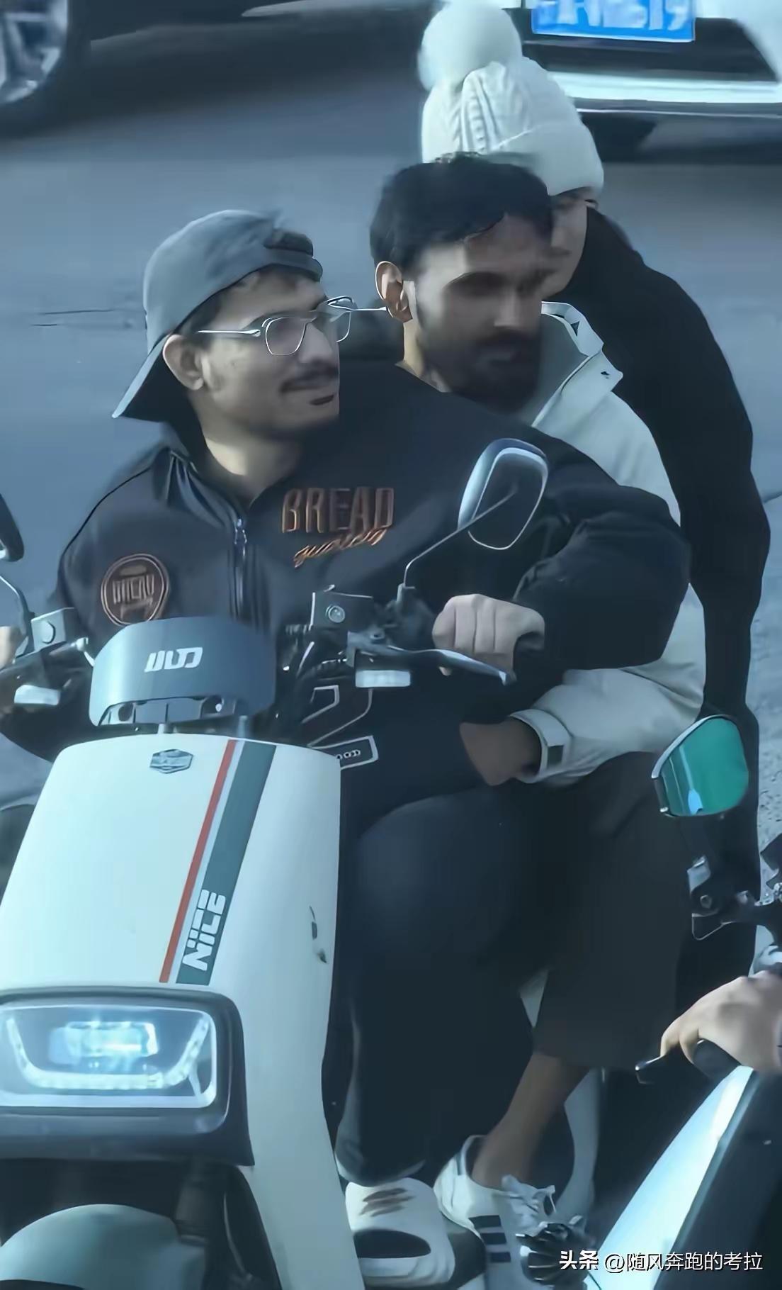 几个在我国留学的三哥，骑着电动车在街上蹓跶。见到有几个妹纸，尝试向她们招手打招呼