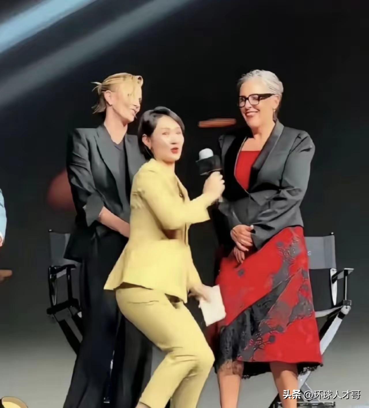 女主持人半跪着姿势采访外国人，引来不少非议。胡锡进替她叫屈，认为真正卑躬屈膝的应