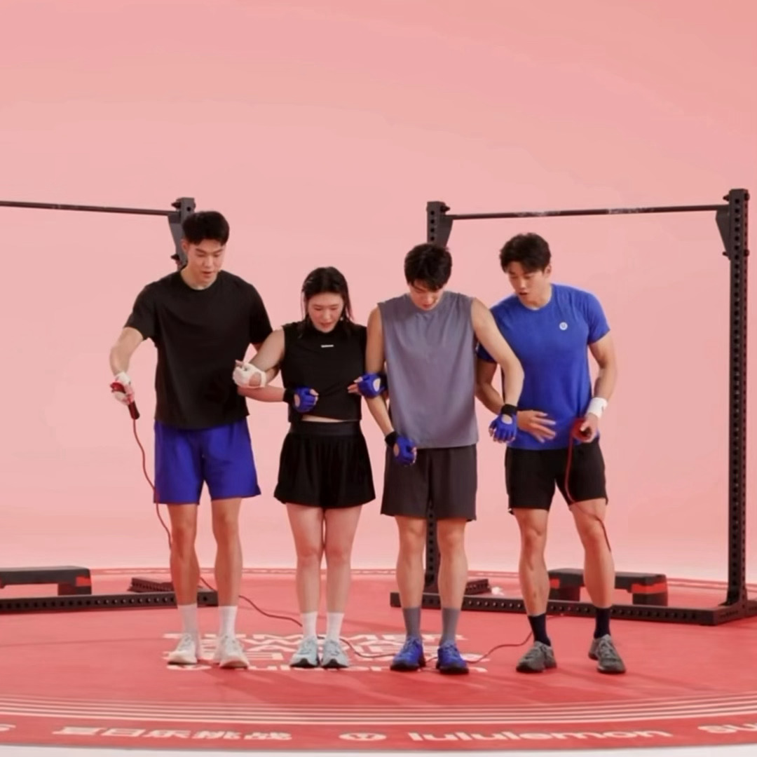 谁来分辨一下我女鹅这里是不是在说 hold 嘚儿 on，好黏糊好臭屁还拽上婴语了