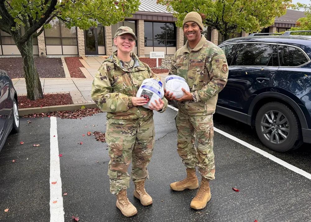 在感恩节前夕，美国军方舍得花钱，送火鸡，又是送购物卡。
2025 年 11 月 