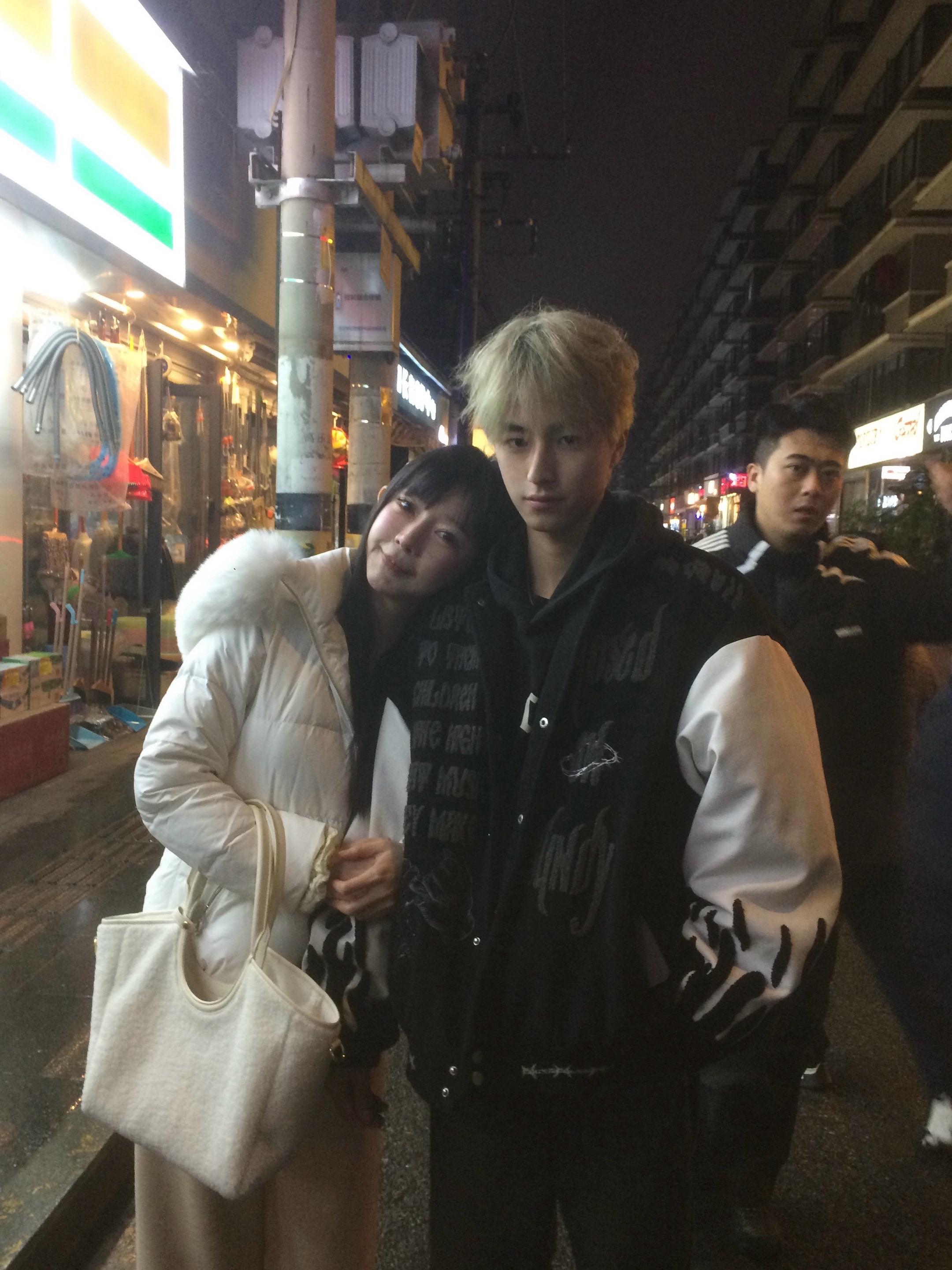 第一次合影。本来不想恋爱了，可你干干净净的出现在我乱糟糟的世界里，成为我的光…