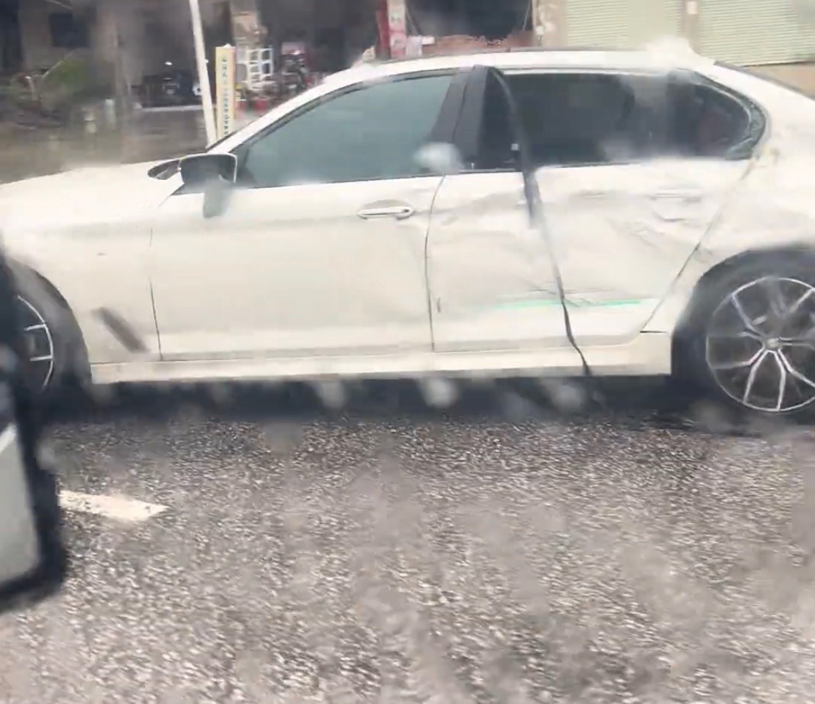 【玉林新某路口疑中巴车和小车碰撞】7月8日，玉林市新某路口疑似一辆中巴车和一辆白