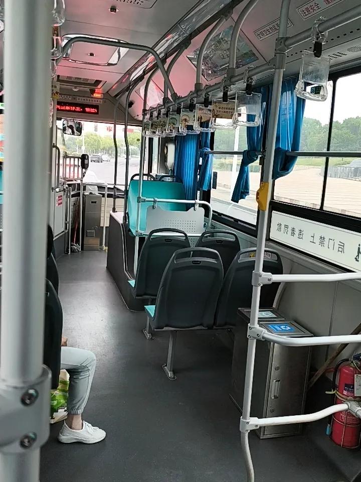 以前女性经济不独立，离婚就没了生活保障，只能在婚姻里将就。如今女性有稳定收入，能