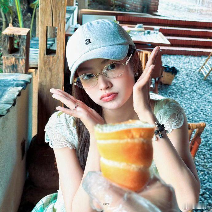 徐若晗胡萝卜鼻子徐若晗自罚三张自拍徐若晗这波自罚自拍太赚了！每张都萌度爆表，西西