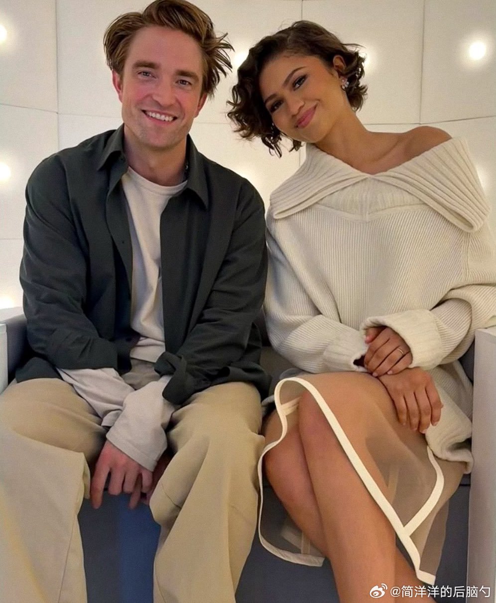 一张赞达亚和罗伯特·帕丁森的《爱情抓马》宣传合照，很美的一对银幕异性恋  