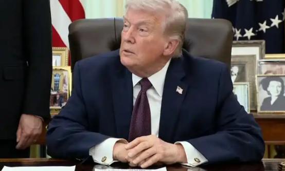 特朗普老小子突然就硬气起来了，对着全世界放话，两到三周之内，必须彻底停火，更让人