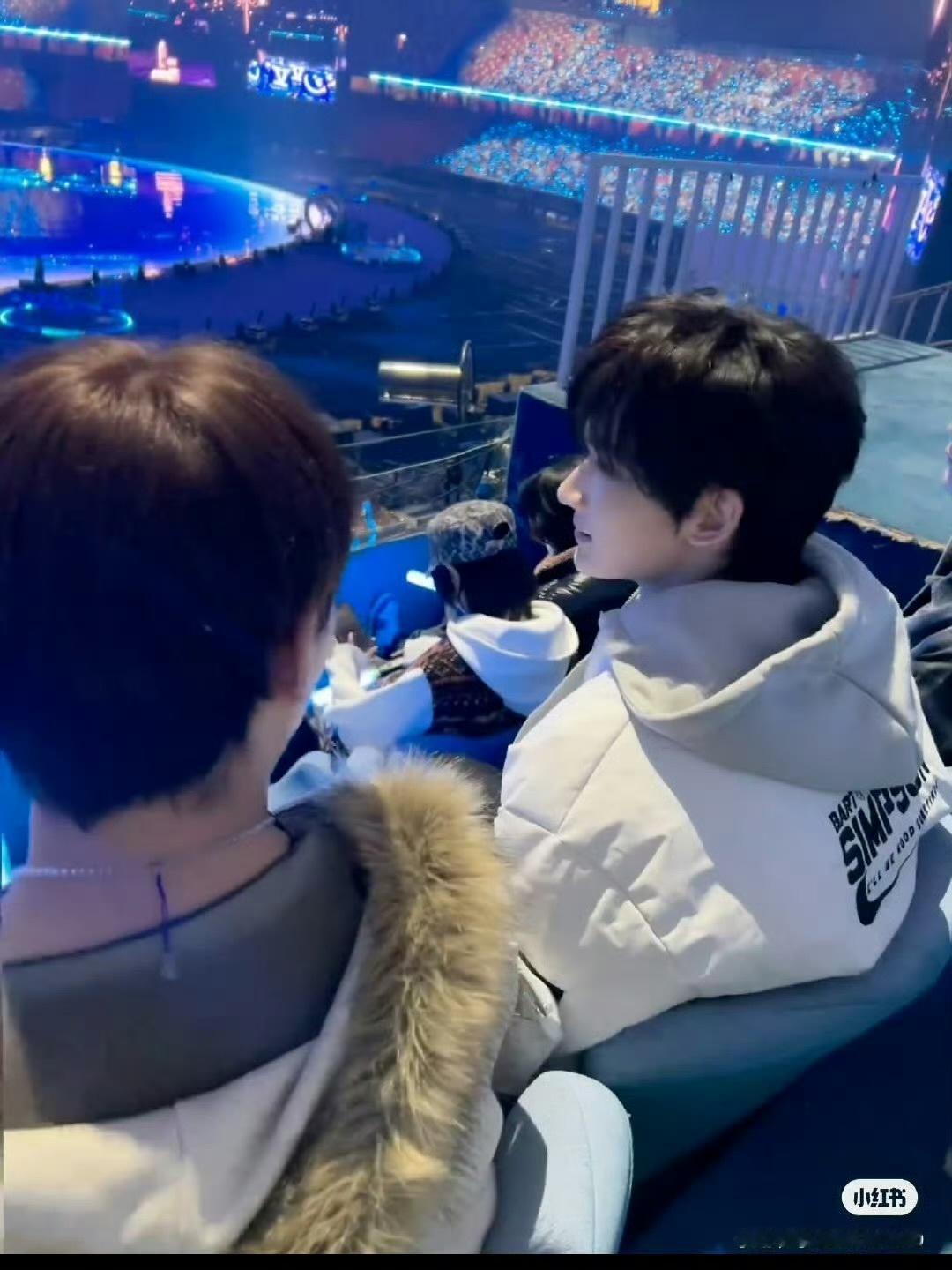 张杰演唱会现场偶遇余宇涵余宇涵现身张杰鸟巢演唱会观众席，手持荧光棒沉浸式看舞台，