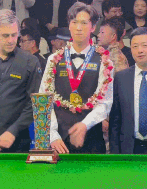 望着眼前的冠军奖杯，拿过41座排位赛冠军奖杯的奥沙利文，也不淡定了，伸手触摸了几