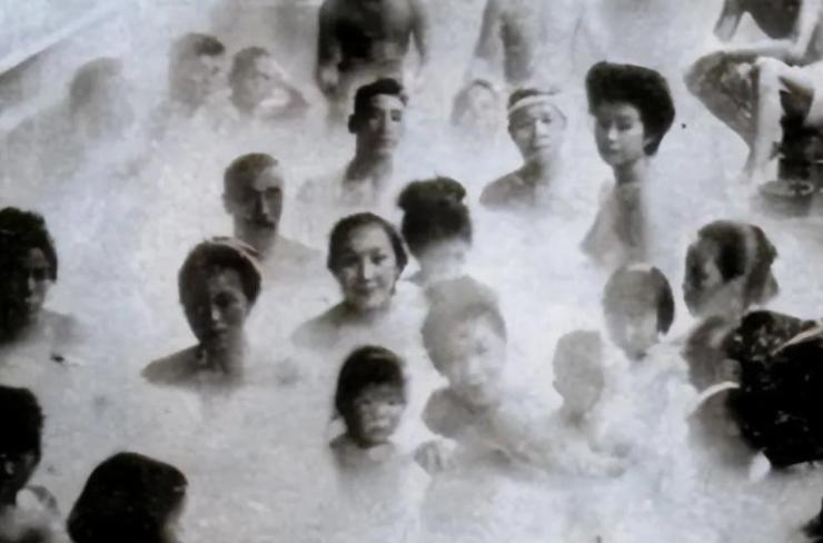 1902年，日本东京一家洗澡堂，男男女女在同一个池子里洗浴，摄影师拍下了这张照片
