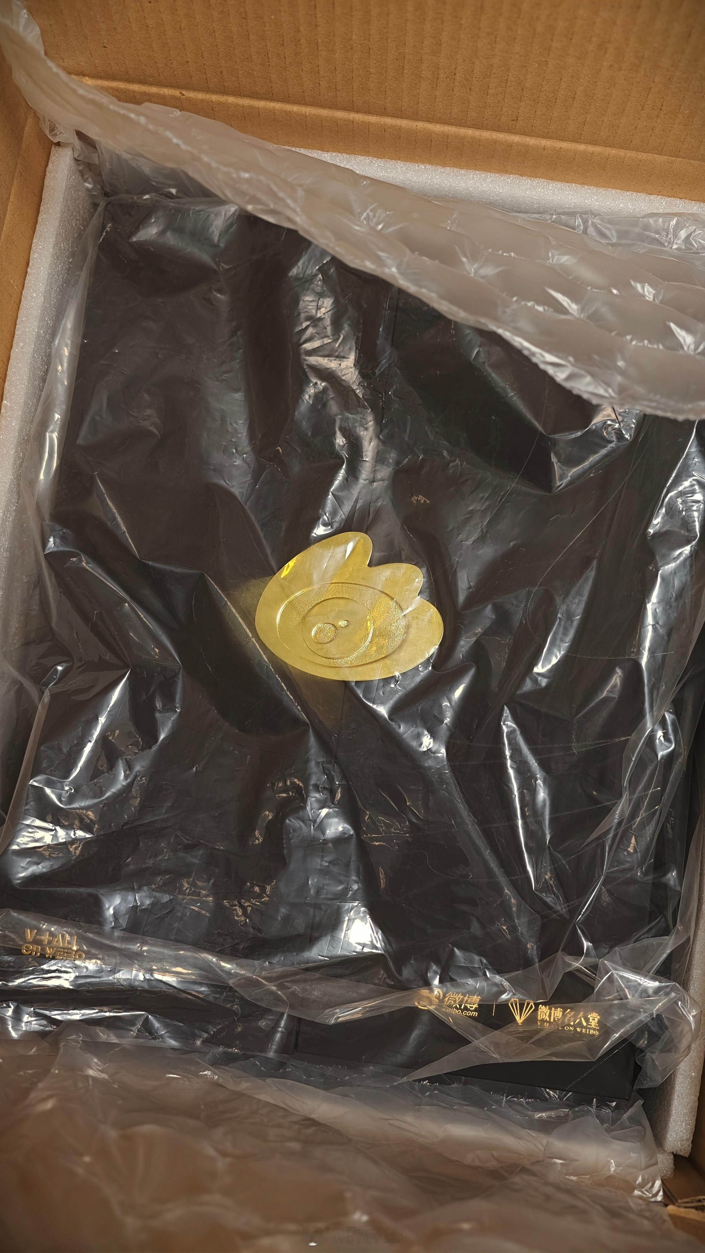 我老婆太可爱了，白天跟她说了不要拆，我要拍开箱视频，晚上回来一看，她还是给拆了这