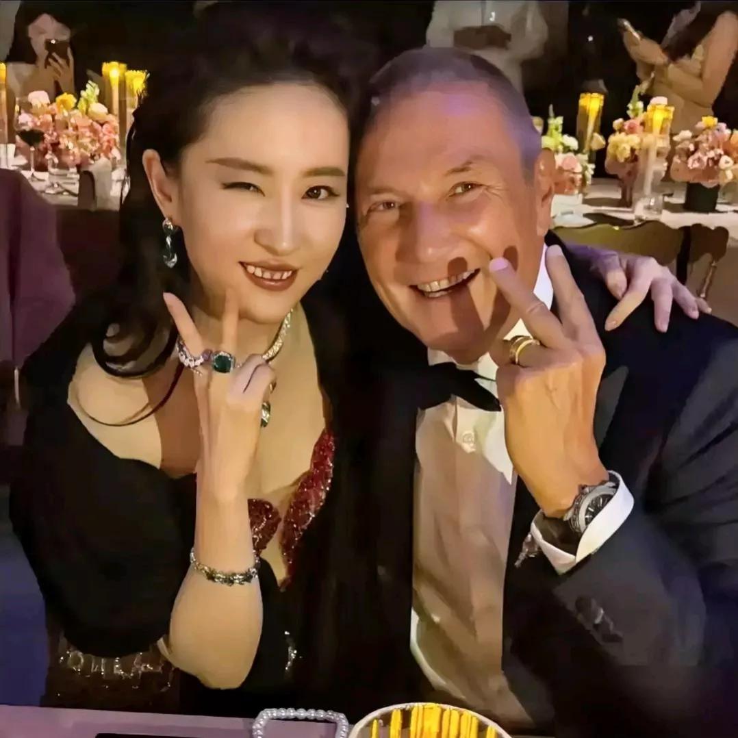 这是手滑了吗
居然把这样一张照片传到网上

这张照片有三大败笔
1️⃣门牙明显的