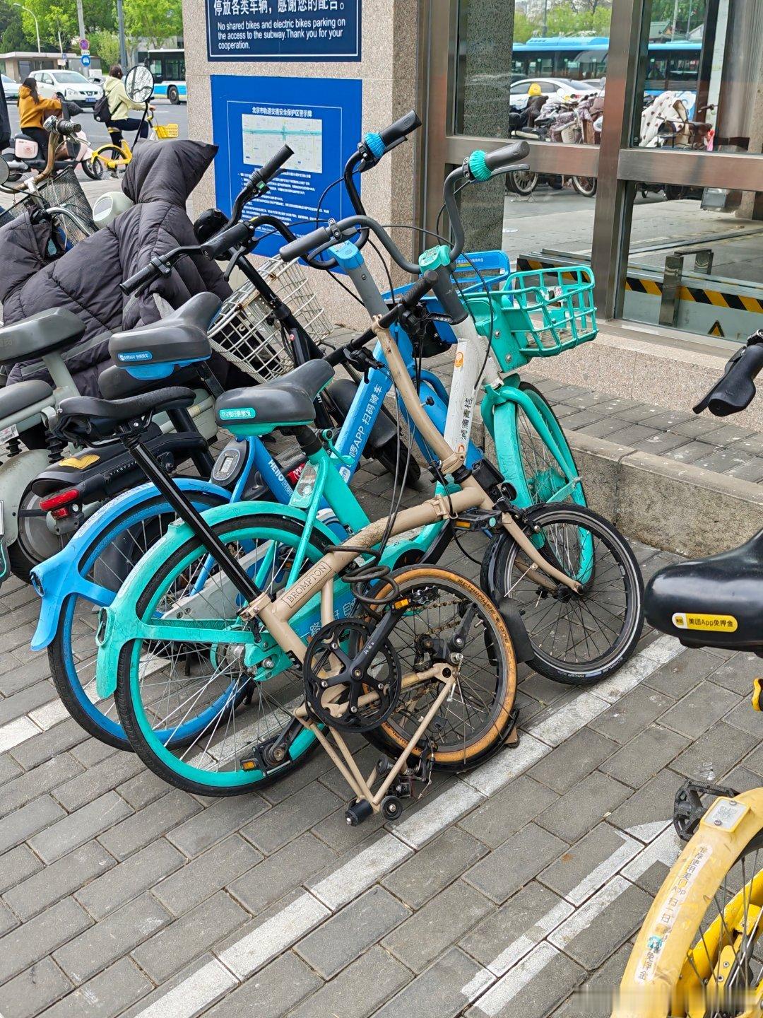 哪家富哥的小布就往地铁站这么扔啊