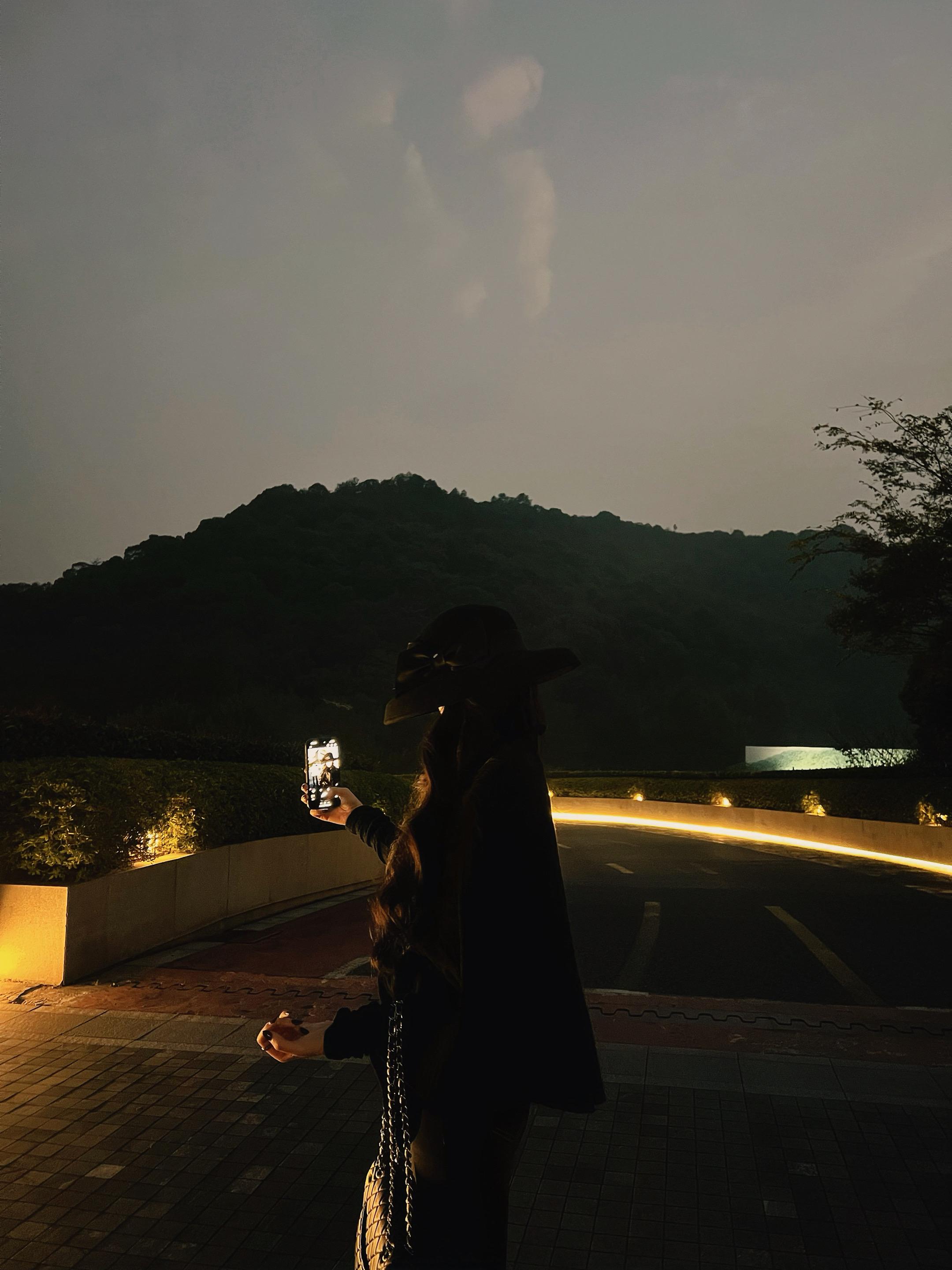 人的眼泪是雨滴 于是雨下一整晚 日复一日连绵不断