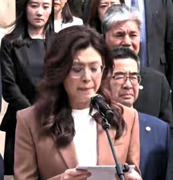  质问民众被炸活该？民进党离谱发言出圈，岛内民众早已看清一切
 
当下台海局势的