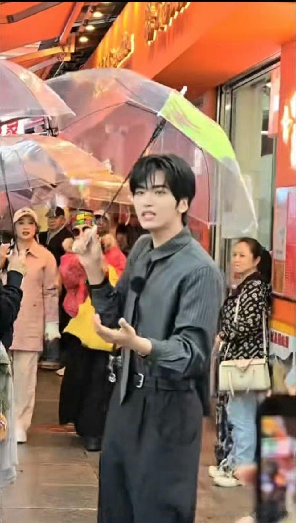 路人把邵子恒认成易烊千玺笑不活了，合着在脸盲朋友眼里，帅得有棱角的弟弟都叫易烊千