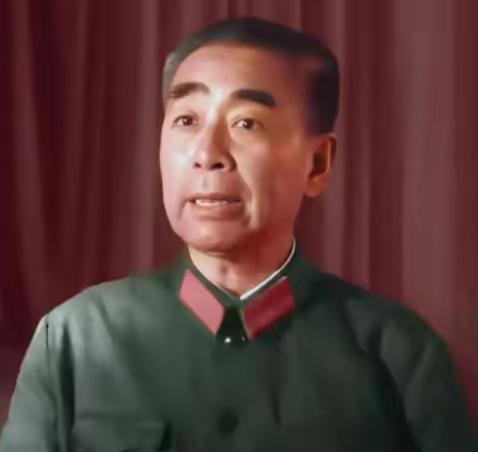 这张周总理中年时期的军装彩照，堪称经典中的经典。照片中的总理身着笔挺军装，身姿挺