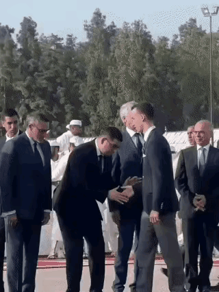 躲都躲不急[大笑]