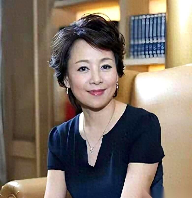 68岁的张瑜，和74岁的前夫张建亚，被请到了同一个电影活动现场。
俩人中间就隔着