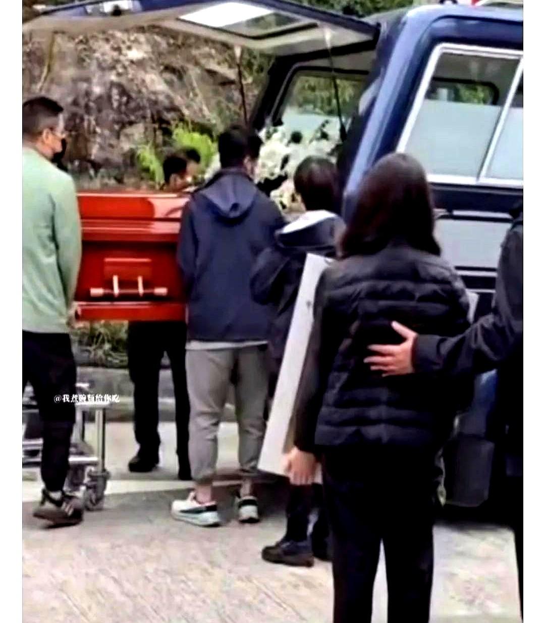 许绍雄家族的丧礼画面昨晚在微博被不断转发。
那个身影全程守护着妹妹，又及时搀扶住