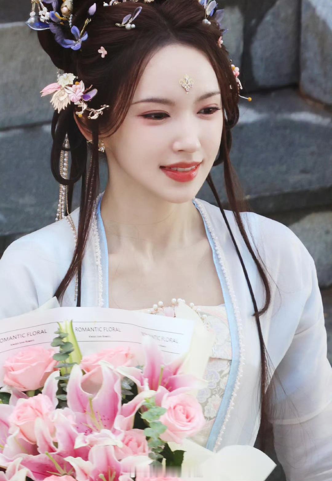 #程潇 纪天骄杀青#小姐姐杀青快乐呀，程潇和古装的适配度好绝呢，希望可以搞快点早