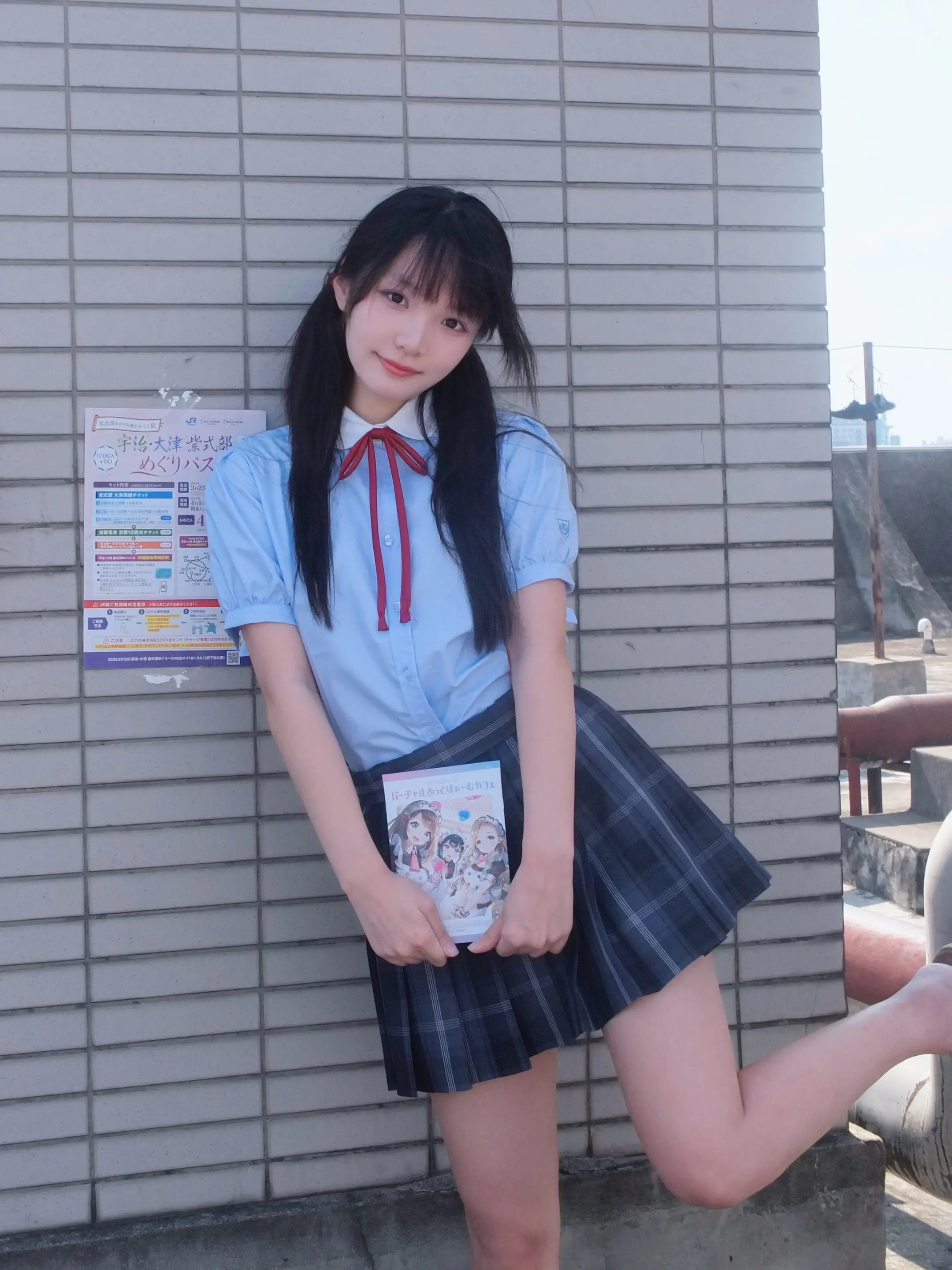 快来和我搭建日系拍照场景。首先先在垃圾堆里捡一个日本海报