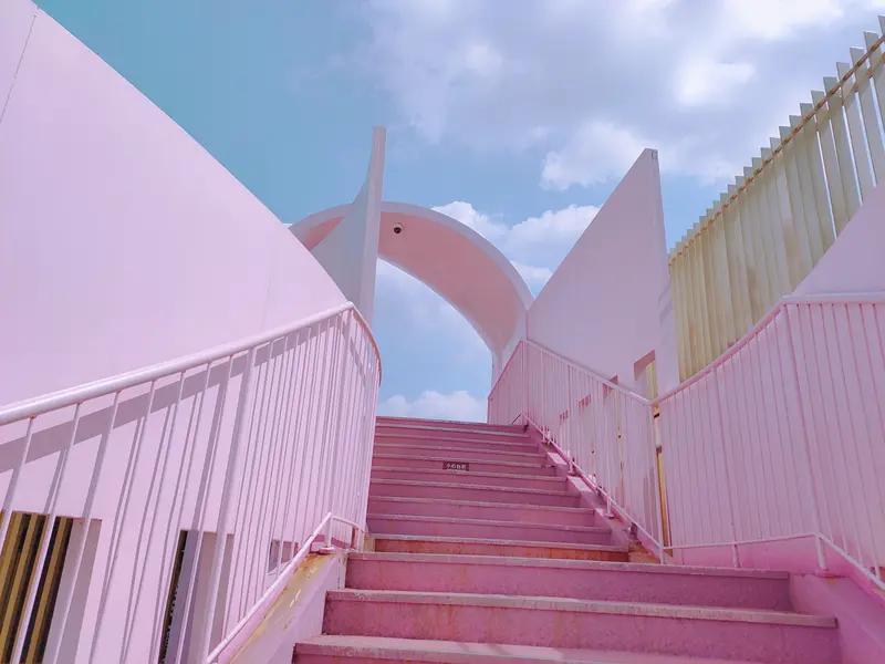 现在好多人喜欢拍照打卡，这现象挺有趣。对很多人来说，拍照打卡是记录生活的方式。去