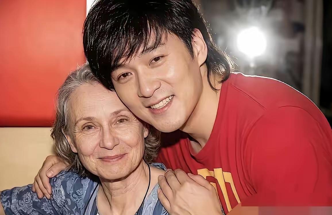 一句你不嫌我少年穷，我不负你糟糠恩！
周华健和妻子相守整整四十年。
早年他事业落