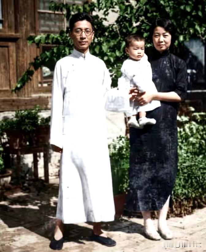1934 年夏日，老舍、夫人胡絜青与长女舒济，在济南小院外拍下这张温馨合影。彼时