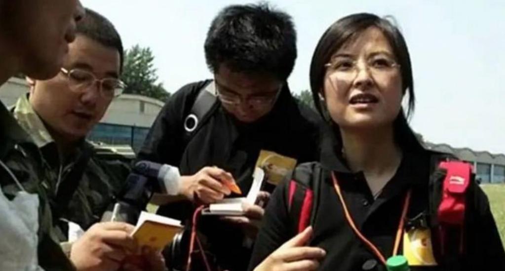 42岁的“央视名嘴”张泉灵辞职后，趁60岁的丈夫不注意，带着147万存款前往上海