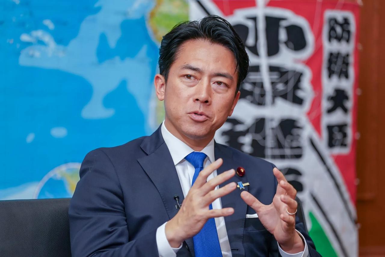 小泉进次郎这个名字，在日本政坛从来都不缺少话题，作为前首相小泉纯一郎之子，小泉进
