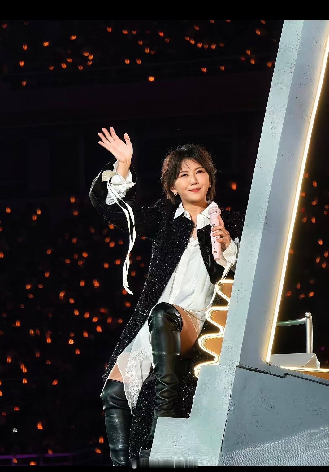 孙燕姿演唱会摔倒好吓人啊，还是要注意安全。 ​​​