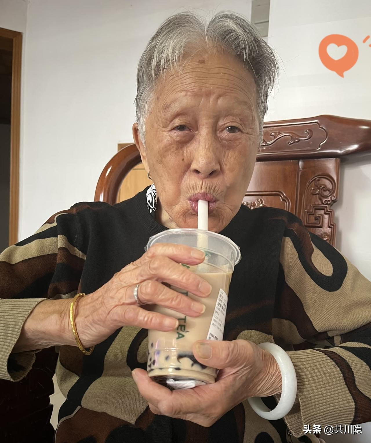 91岁的母亲，只咬甜食。
奶茶、冻柿子，是她冬天的快乐密码。
我带回的柿饼，