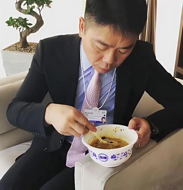 刘强东、马云、雷军三位大佬的工作餐，吃的最简单的就是刘强东了，只有一碗米线，吃的