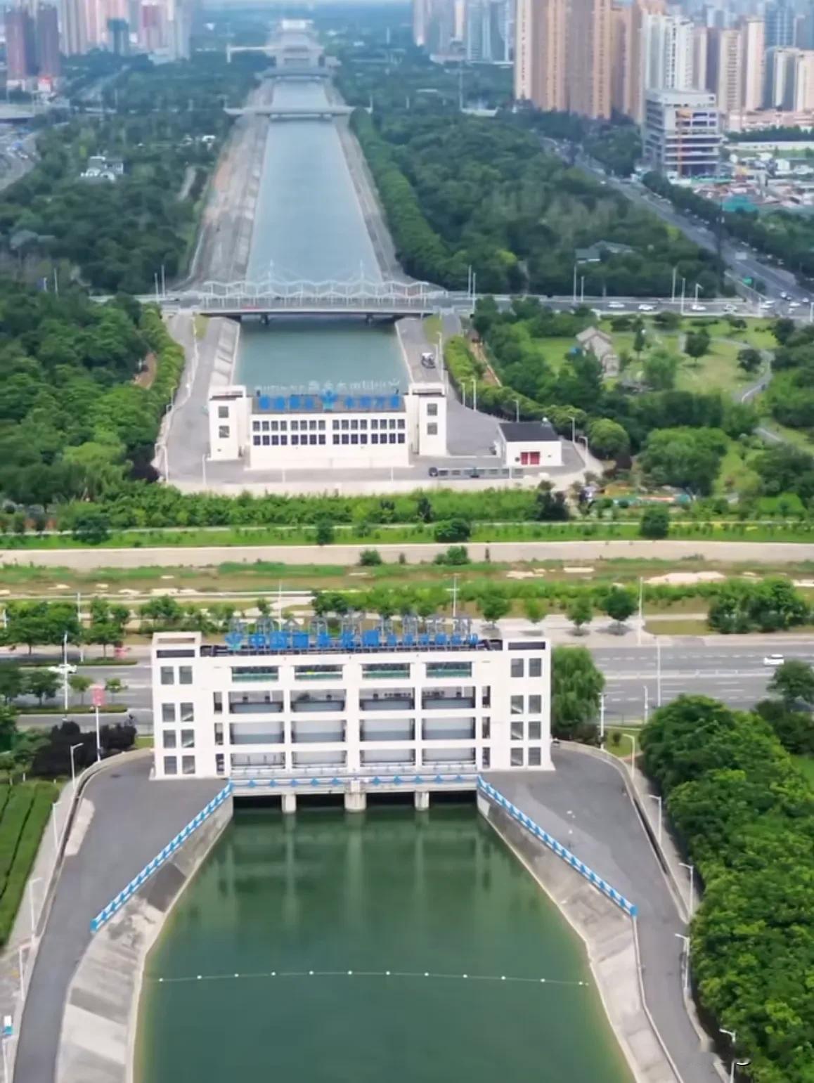 河南省焦作市是南水北调穿城而过的城市，形成独特的Z字形走向，被当地人称天河。从地