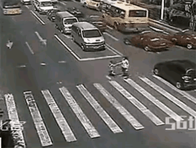 珍爱生命，请遵守交通规则。
道路不是停车场。
除了道路口等红灯可停，除此不得停车