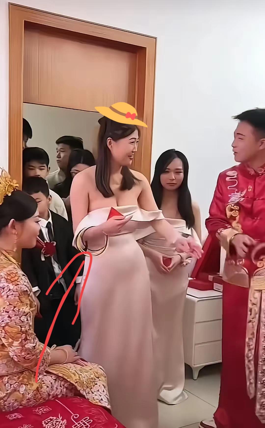 婚礼上最掉价的场面，

   莫过于伴娘抢风头、新郎拎不清！

    伴娘穿低