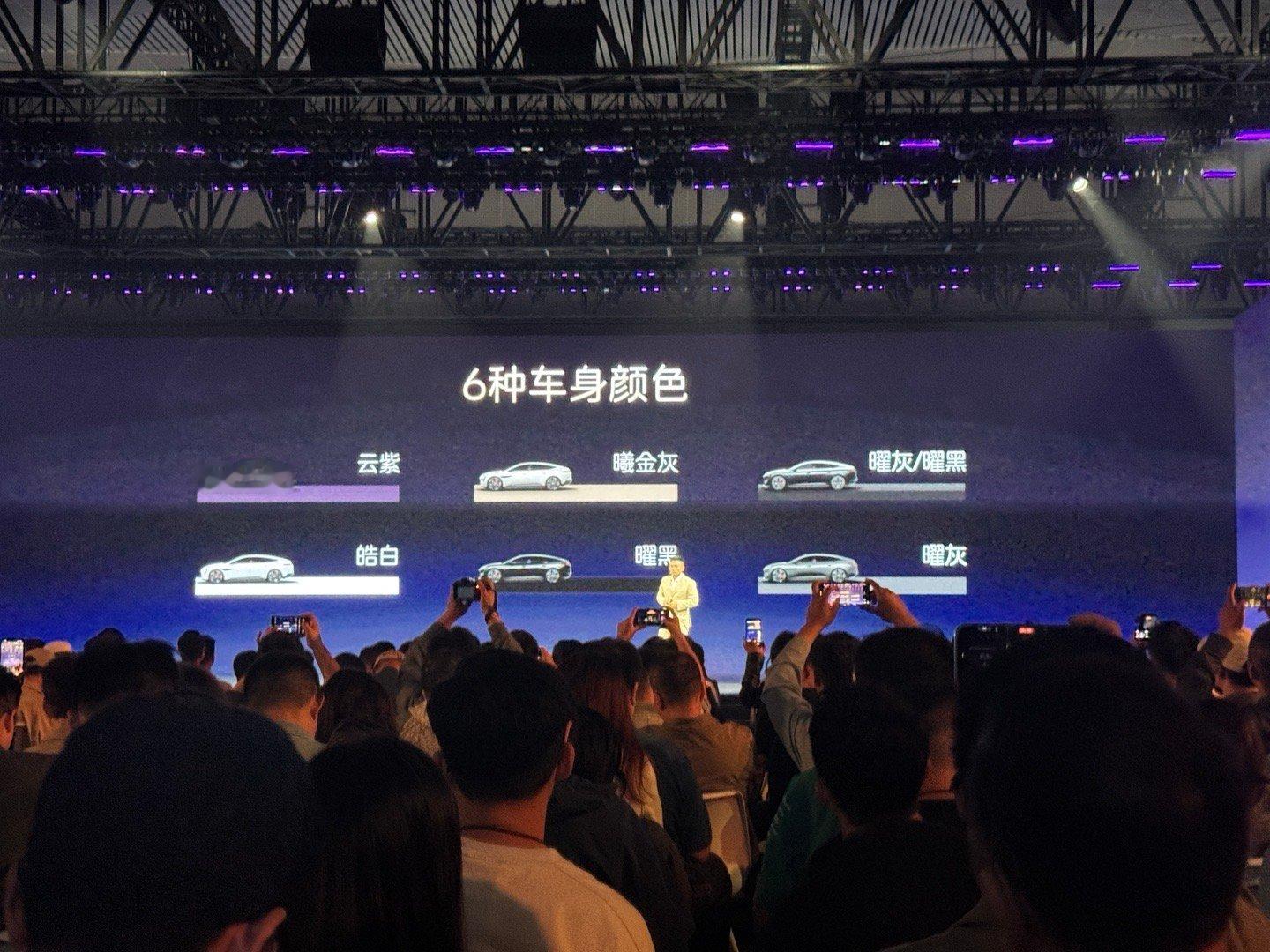 重点配置都摆得很实在：车顶装了华为乾崑896线激光雷达，智驾的感知基础直接拉满，