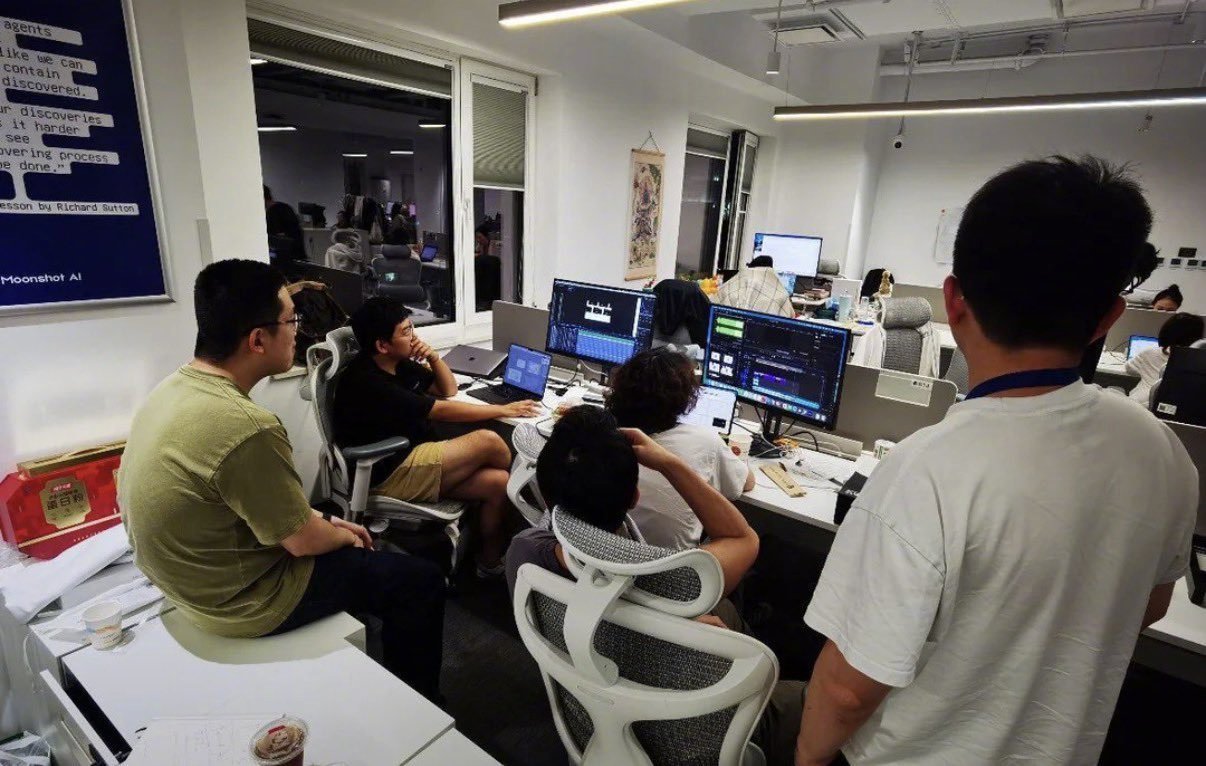 马斯克宣称要赶超KimiKimi K3发布前两天的月之暗面办公室，长这样。几个人