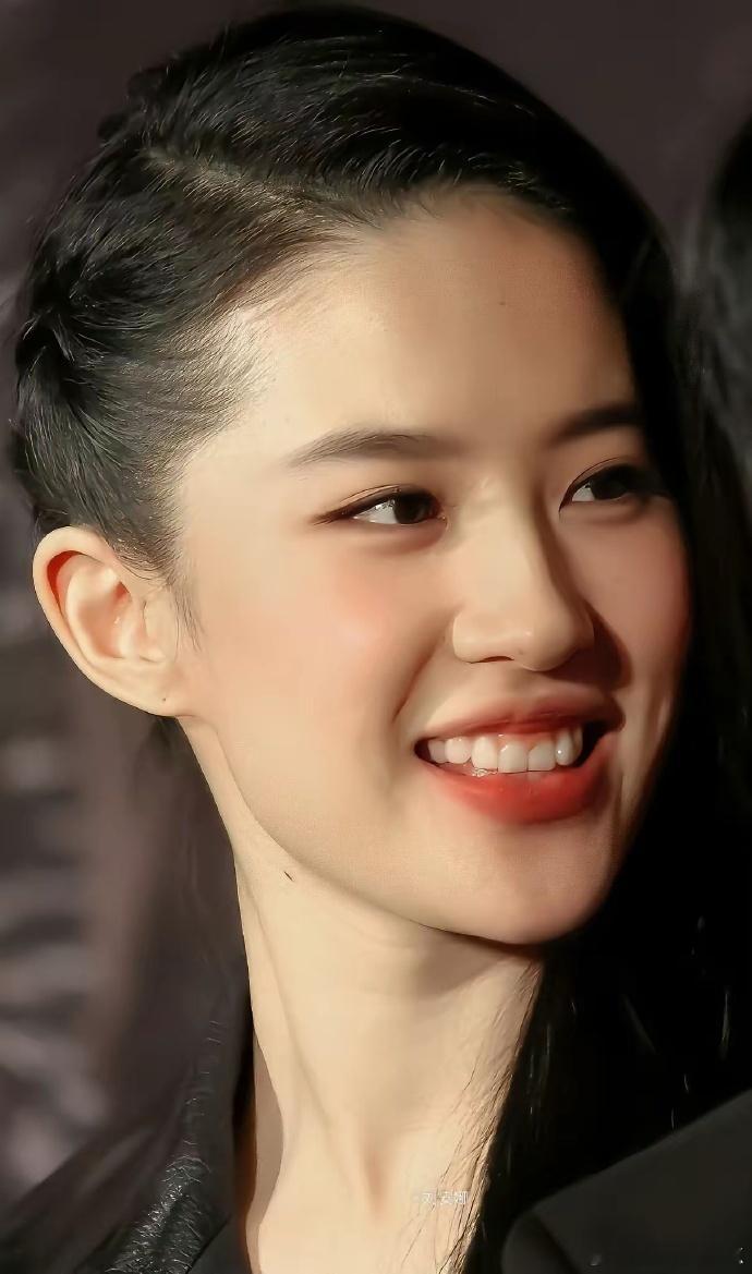 刘亦菲唯一的缺点不能露齿笑，其他的都完美 