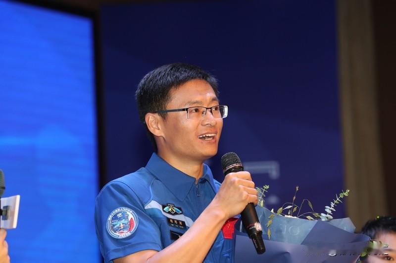读书有用的瞬间还真不少。就说程序员小王，部门聚餐时他以“书里写着过量饮酒伤肝”拒