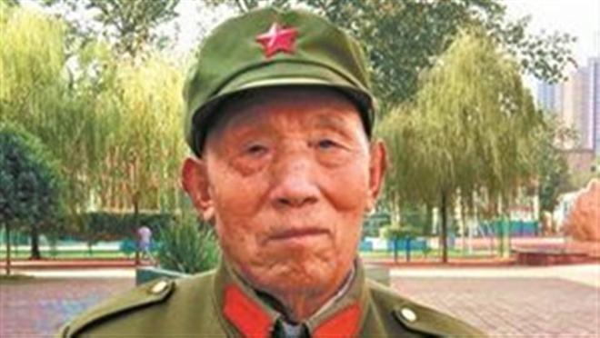 1953年，河南省政府招待所，一个清洁工跟往常一样正在打扫卫生，突然被北京派来一