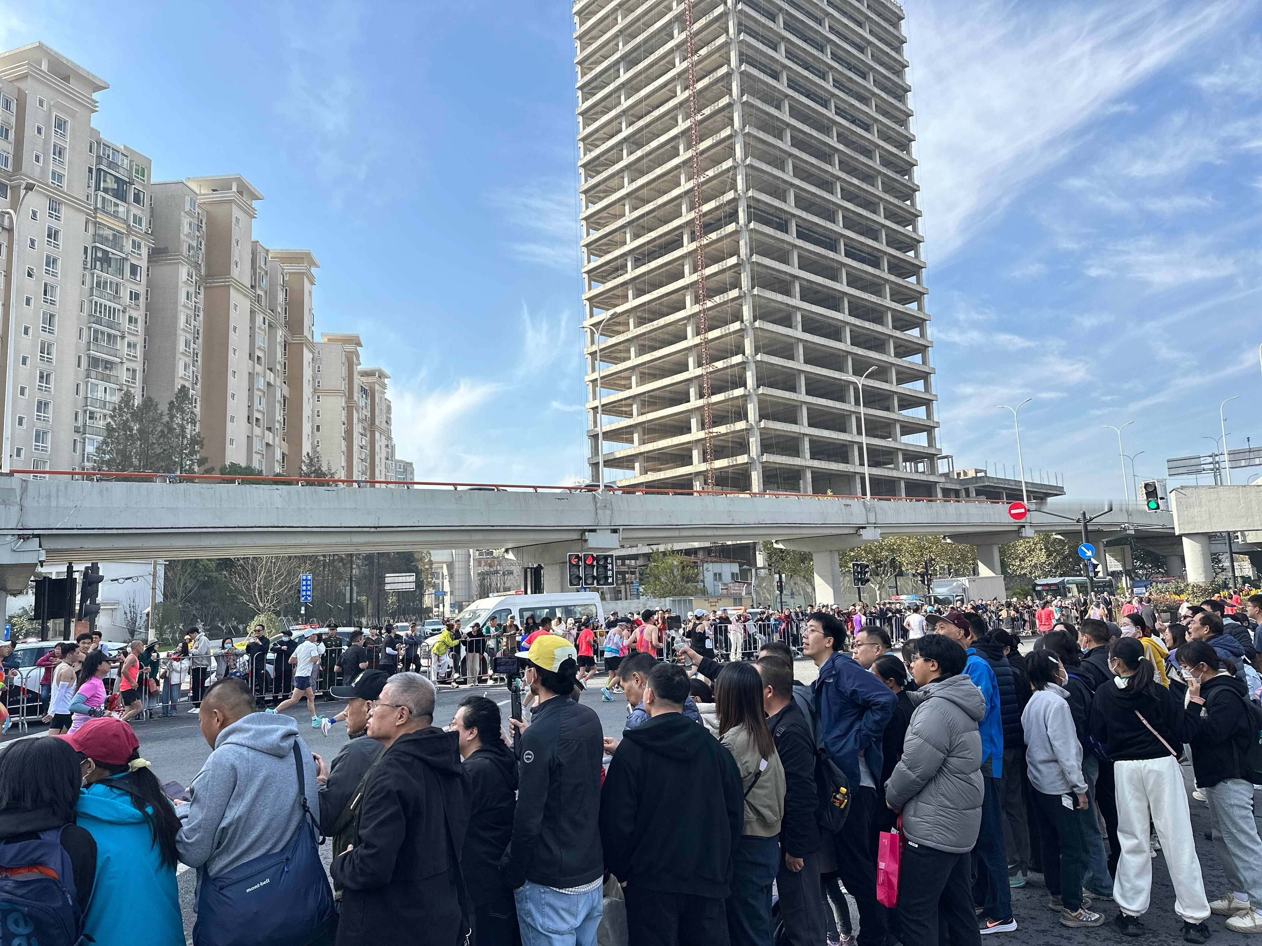 我太太：全马4小时02分跑到脚底抽筋 上马 我儿子：三大项480公斤说冲击500