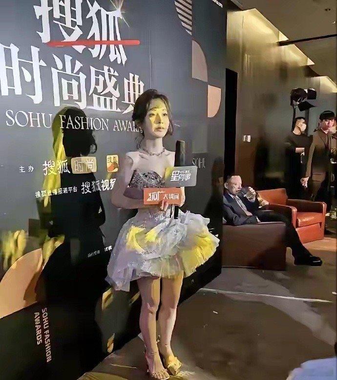 冯提莫，身高成谜。转型之路或受阻，那未知的身高，是否也在悄然影响着她的前行步伐？
