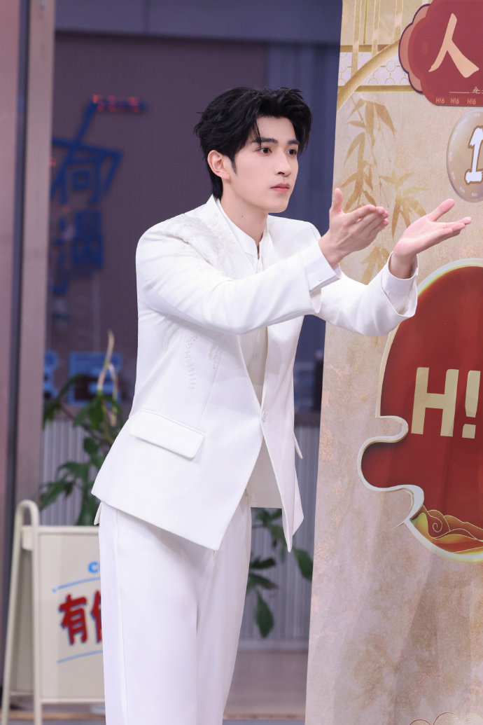 蔡正杰校园男主剧有脸了你好星期六校园男主这下有具象脸了，蔡正杰这身简约白西装造型