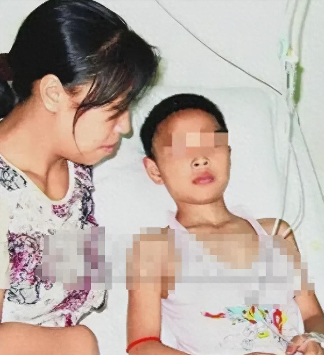 2005年，广安某殡仪馆工作人员正将13岁男孩遗体，推入焚尸炉，没成想此时男孩遗