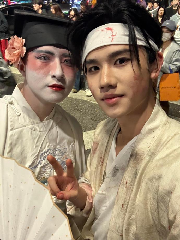 谈及万圣节 cos 作品，网友 cos 肖战塑造的藏海形象很有亮点，不随波逐流选