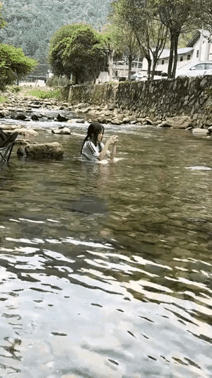 泡在小河里打游戏，手机绝对不会发热[快哭了]