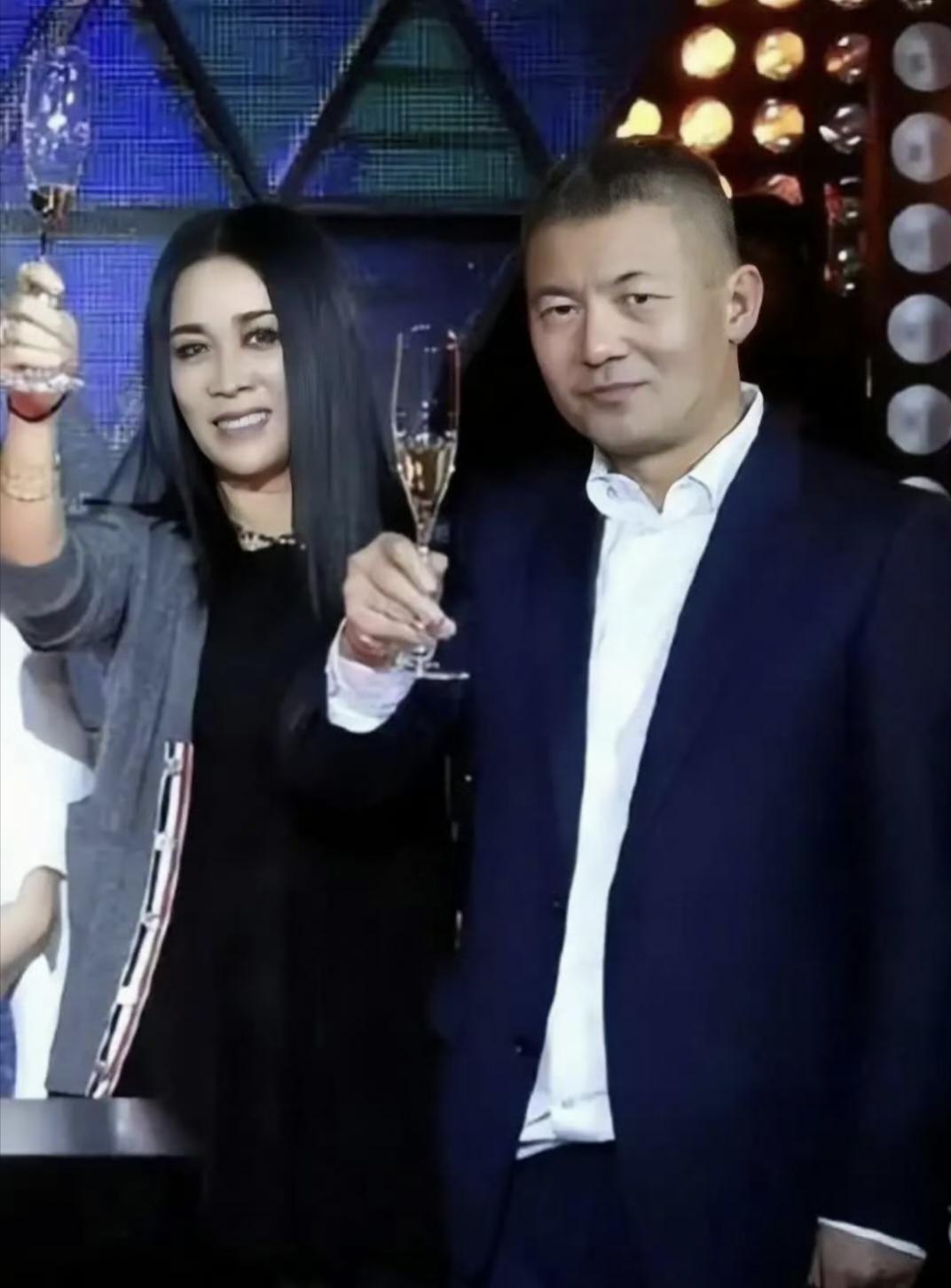 没人觉得
那英真的有点可怜吗？
不是因为刚刚爆料的那英老公带其他女子回家，而是因