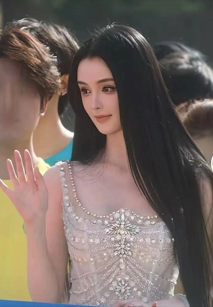 听障女大学生承认接受过三次医美。个人感觉没整容前自然、精神抖擞、青春阳光，现在是